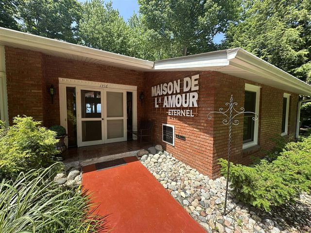 1716 W Benson Road, Benton Harbor, MI 49022