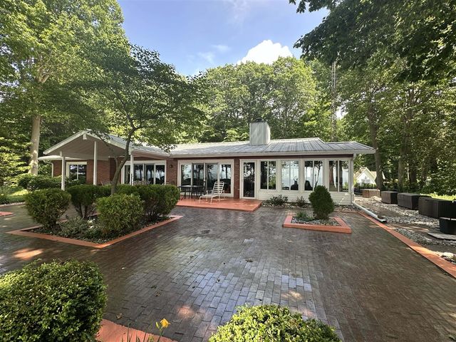 1716 W Benson Road, Benton Harbor, MI 49022