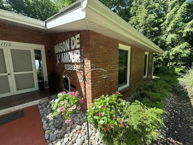1716 W Benson Road, Benton Harbor, MI 49022