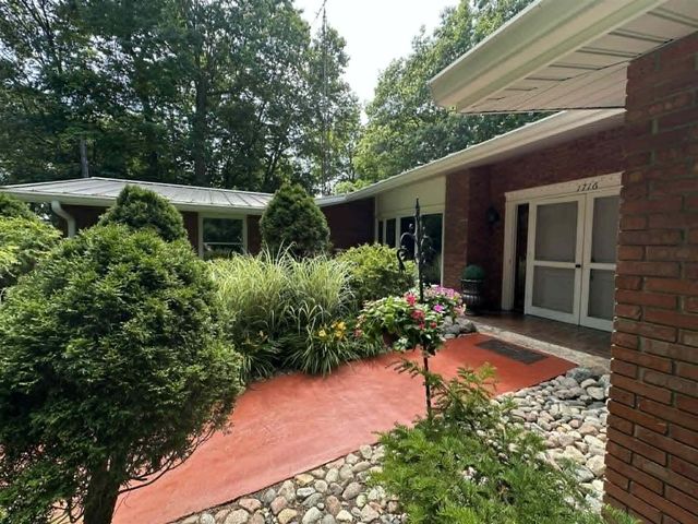 1716 W Benson Road, Benton Harbor, MI 49022