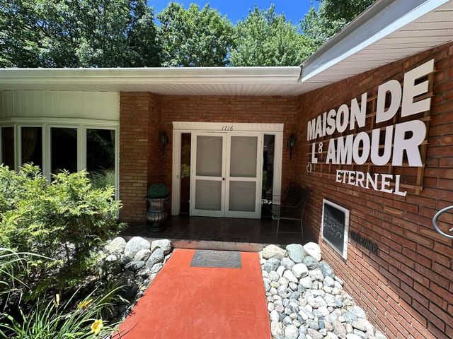 1716 W Benson Road, Benton Harbor, MI 49022