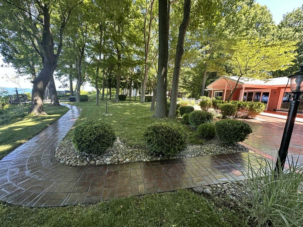 1716 W Benson Road, Benton Harbor, MI 49022