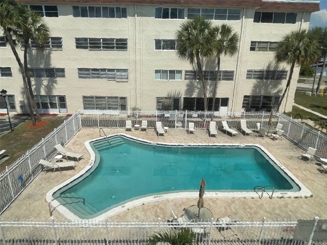 208 NE MONROE CIRCLE N 307, St Petersburg, FL 33702
