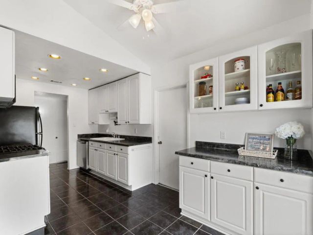 811 Earth Drive, Vista, CA 92083