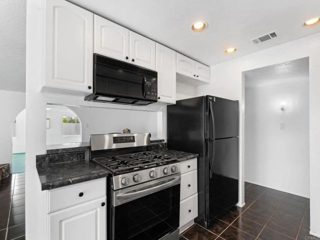 811 Earth Drive, Vista, CA 92083