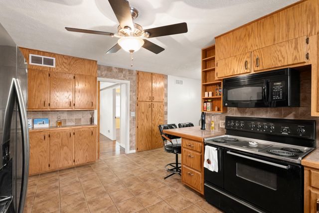 1100 W Lubbock Street, Slaton, TX 79364