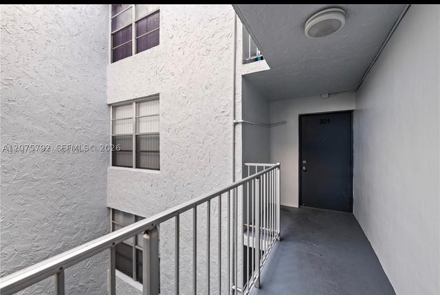 9400 Live Oak Pl 205, Davie, FL 33324