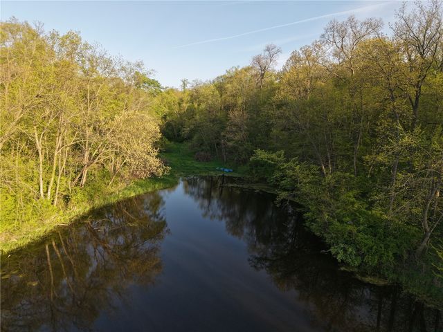 Sunshine Street SW, Cedar Rapids, IA 52404
