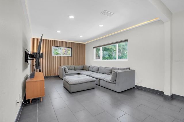 5909 4TH AVENUE N, St Petersburg, FL 33710