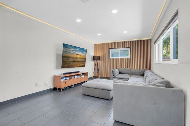 5909 4TH AVENUE N, St Petersburg, FL 33710