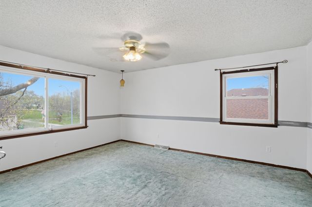 3929 Mary Lynn Drive, Urbandale, IA 50322