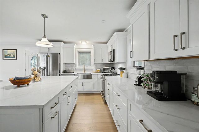 20 Roxbury Road, Narragansett, RI 02882