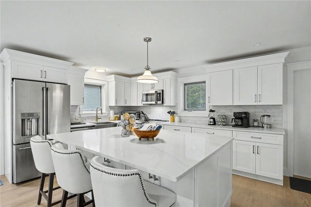 20 Roxbury Road, Narragansett, RI 02882