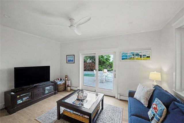 20 Roxbury Road, Narragansett, RI 02882