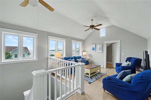 20 Roxbury Road, Narragansett, RI 02882