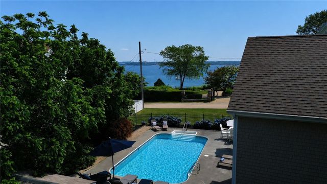 20 Roxbury Road, Narragansett, RI 02882