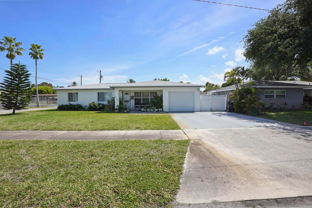 1737 N 14th Avenue N, Lake Worth Beach, FL 33460
