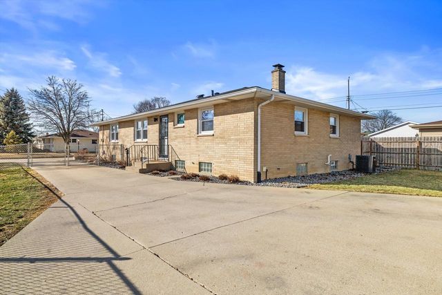 2219 17th AVENUE, Kenosha, WI 53140