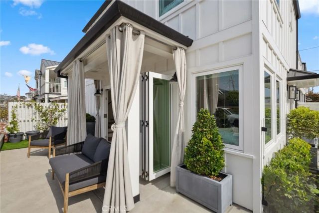 300 Coral Avenue, Newport Beach, CA 92662