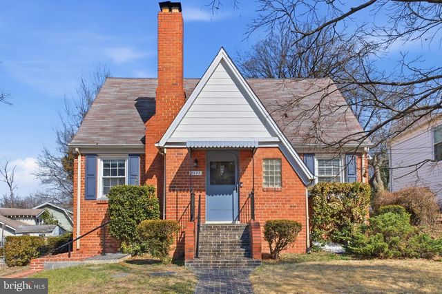 3225 CHESTNUT ST NE, Washington, DC 20018