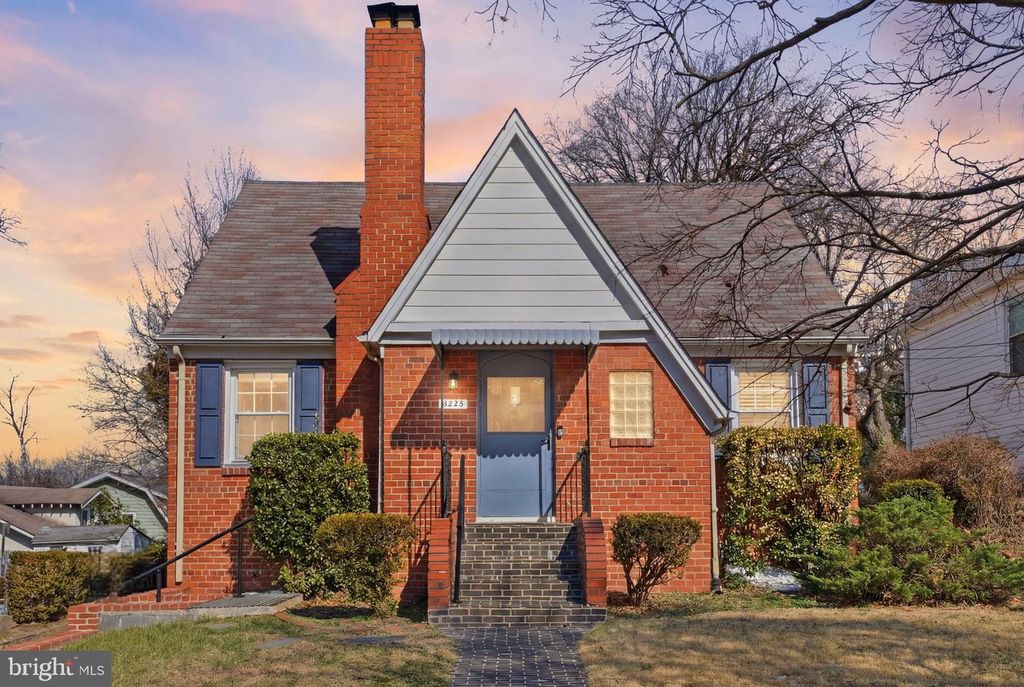 3225 CHESTNUT ST NE, Washington, DC 20018