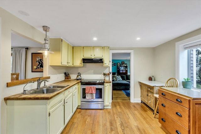 34 Weir Rd, Yarmouth, MA 02675