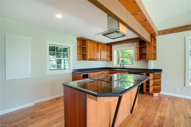 5790 York Haven LN, Gloucester, VA 23061