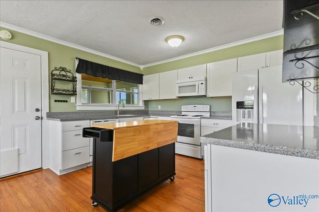 1312 Oneonta Cut-Off Road, Albertville, AL 35950