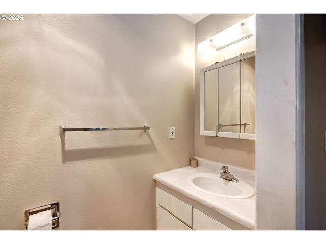 5150 Nw NEAKAHNIE Ave 40, Portland, OR 97229