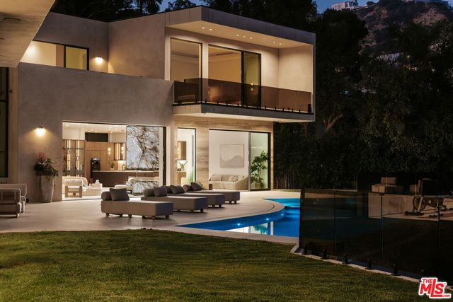 9262 Thrush Way, Los Angeles, CA 90069
