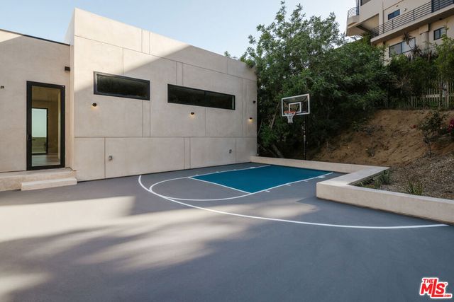 9262 Thrush Way, Los Angeles, CA 90069