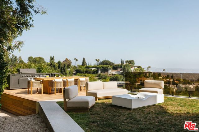 9262 Thrush Way, Los Angeles, CA 90069