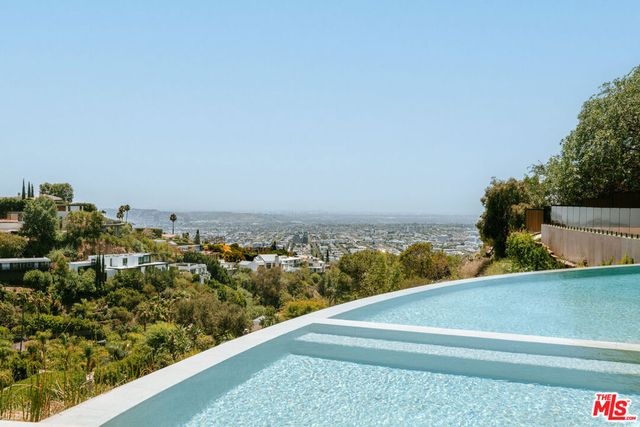 9262 Thrush Way, Los Angeles, CA 90069
