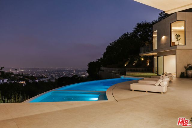 9262 Thrush Way, Los Angeles, CA 90069