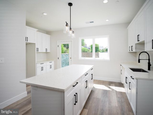 303 FOUNTAIN ST, Philadelphia, PA 19128
