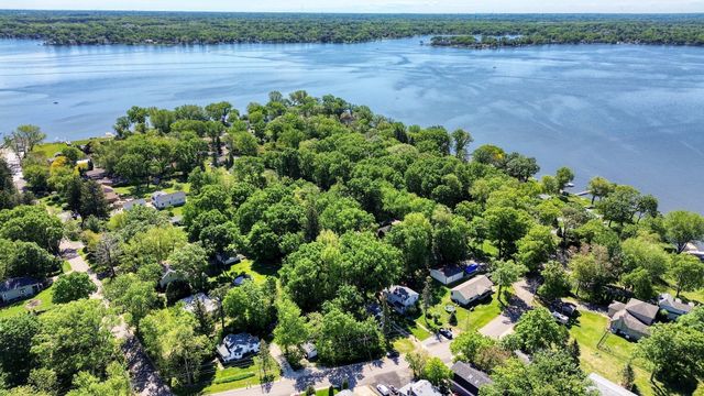 38393 N Lakeside Place, Antioch, IL 60002