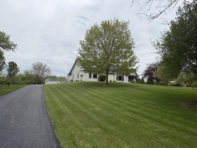 N2W29732 Blodwen DRIVE, Waukesha, WI 53188