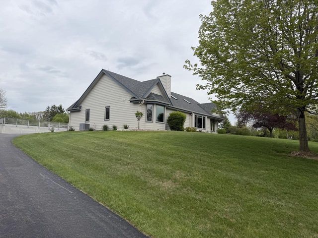 N2W29732 Blodwen DRIVE, Waukesha, WI 53188