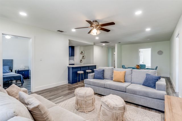 2842 Burlington Boulevard, Dallas, TX 75211
