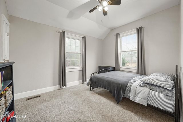 925 Barnabas St, Athens, TN 37303