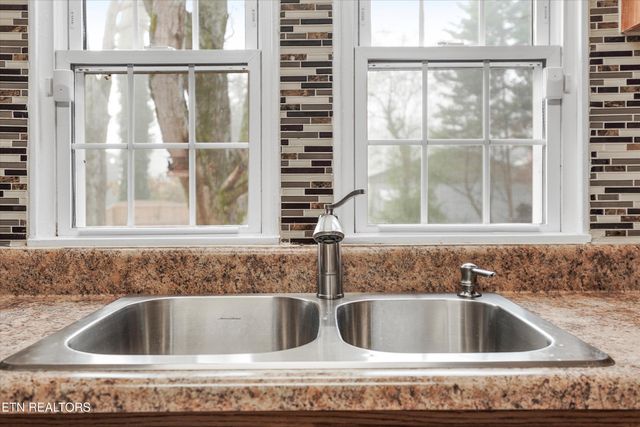 925 Barnabas St, Athens, TN 37303