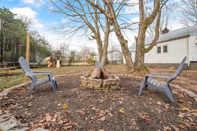 925 Barnabas St, Athens, TN 37303