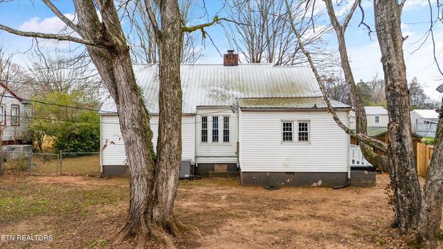 925 Barnabas St, Athens, TN 37303