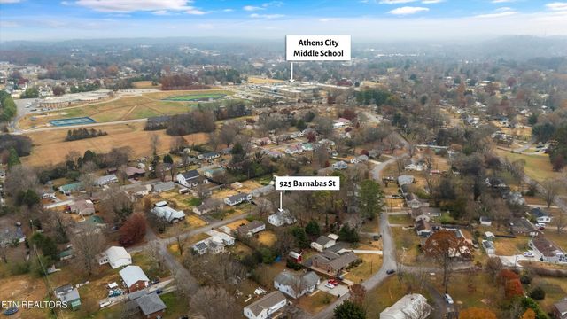 925 Barnabas St, Athens, TN 37303