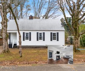 925 Barnabas St, Athens, TN 37303