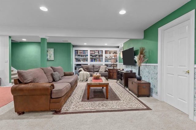 613 E CASTLEBURY LANE, Appleton, WI 54913