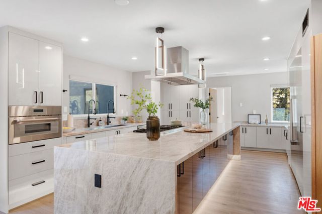 7966 Mulholland Drive, Los Angeles, CA 90046