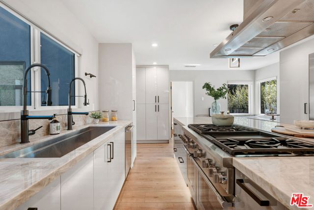 7966 Mulholland Drive, Los Angeles, CA 90046