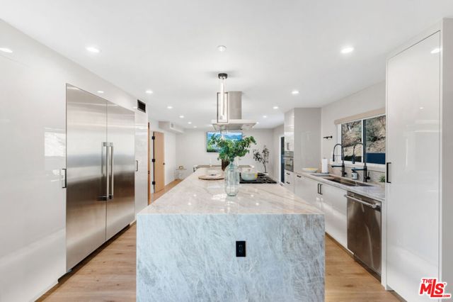 7966 Mulholland Drive, Los Angeles, CA 90046