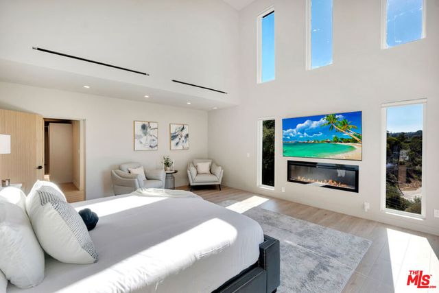 7966 Mulholland Drive, Los Angeles, CA 90046